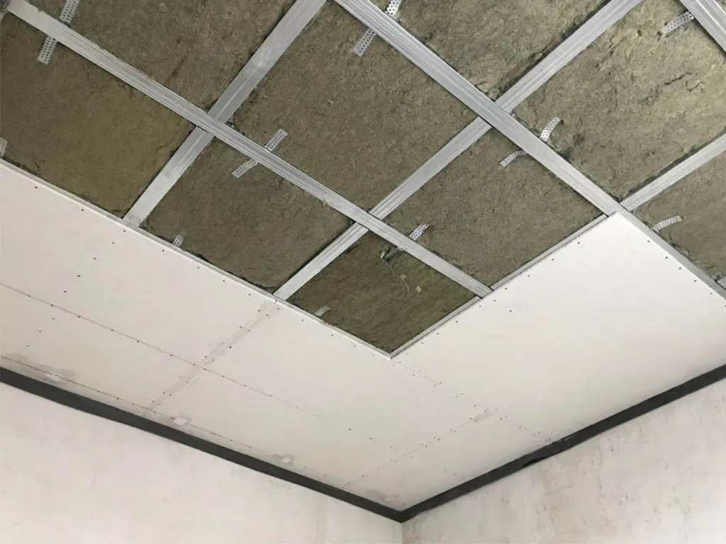 Звукоизоляция потолка отзывы. Шумоизоляция потолка. Шумоизоляция потолка в квартире. Звукоизоляция потолка в квартире. Двойной звукоизоляционный потолок.